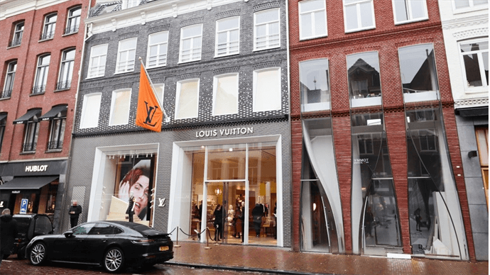 Louis Vuitton heeft aan de P.C. Hooftstraat 140 in Amsterdam haar nieuwe winkel geopend ...